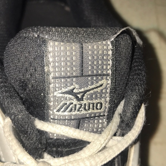 Mizuno Volleyball Shoes - Picture 4 of 4